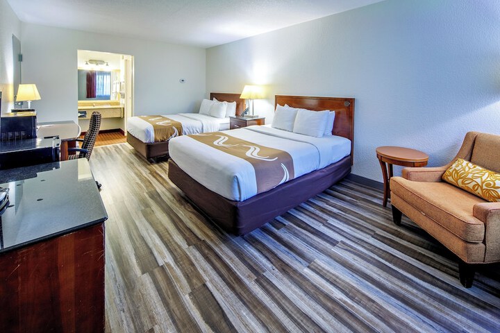 Suite King Bed Accessible (5 of 6)