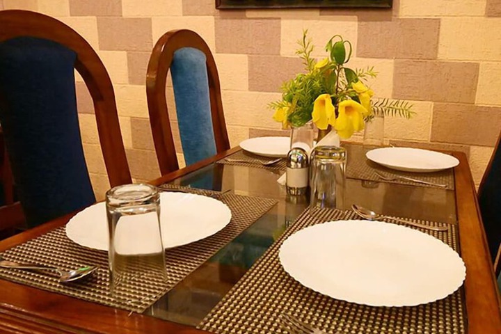 Dining 2 of 6