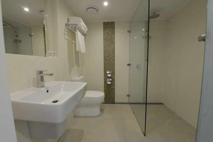 Room 18 of 28