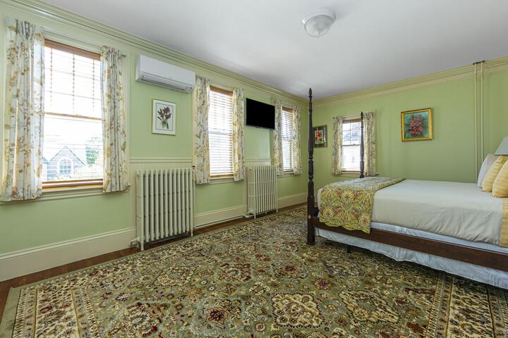 Room 4 of 9