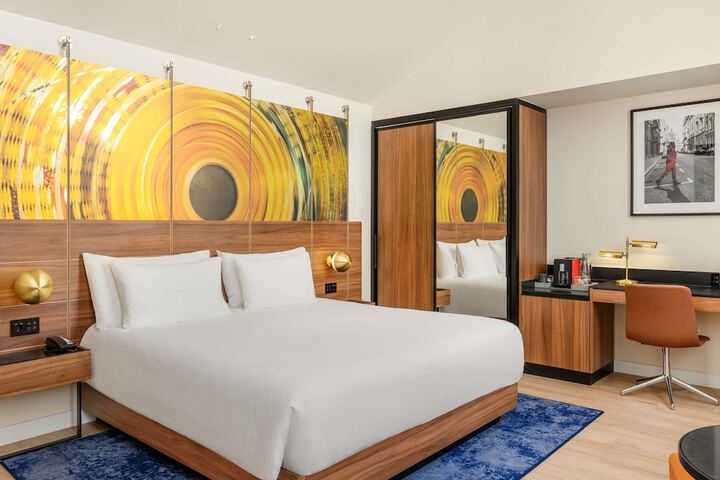 Room 34 of 132