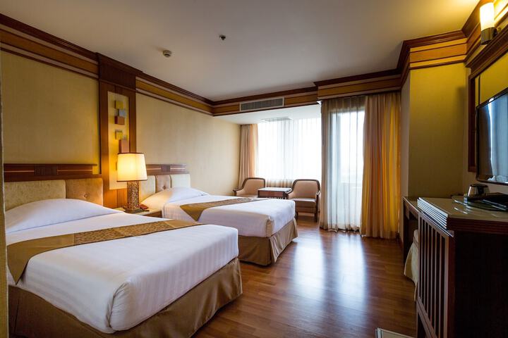 Room 28 of 104