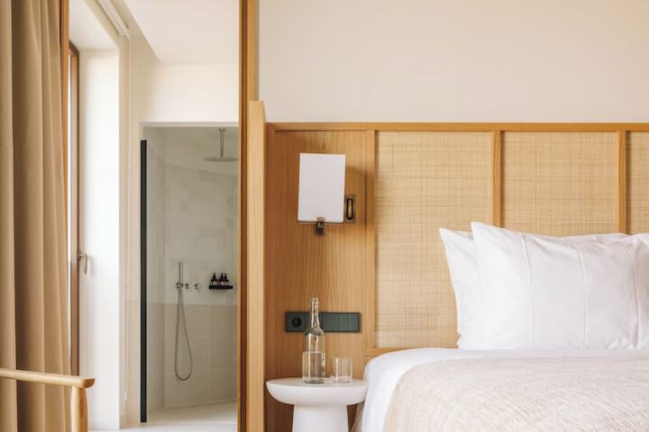 Room 28 of 61