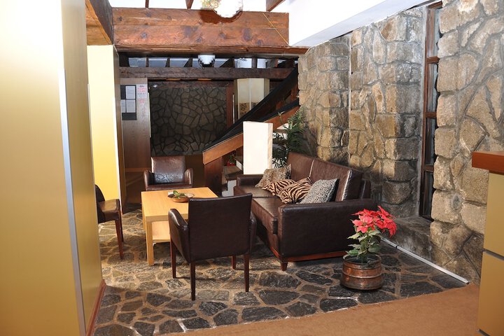 Lounge 27 of 48