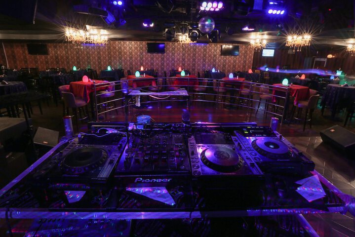 Lounge 72 of 83