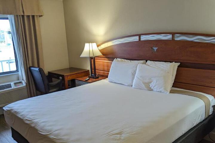 Deluxe King Bed (9 of 12)
