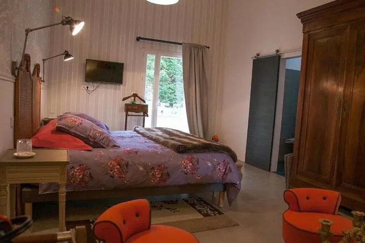 Room 6 of 14