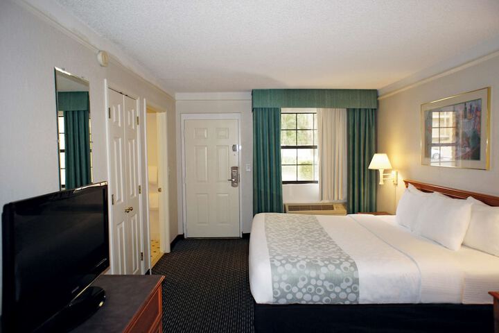 1 King Bed (4 of 15)