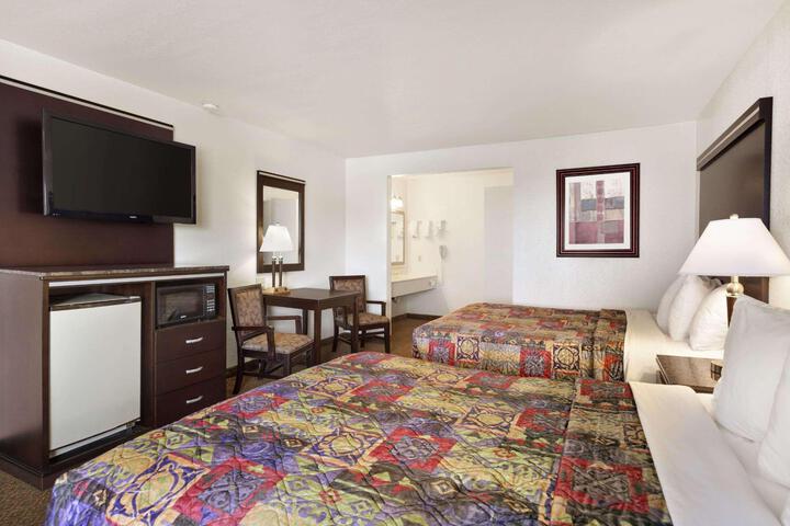 2 Queen Beds (3 of 4)