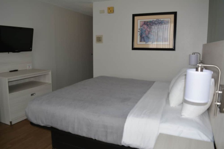 1 King Bed (6 of 14)