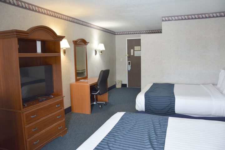 2 Queen Beds (8 of 9)