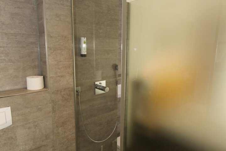 Room 27 of 48