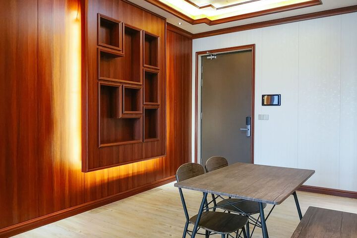 Room 17 of 28