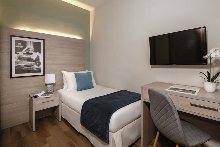 Room 7 of 32