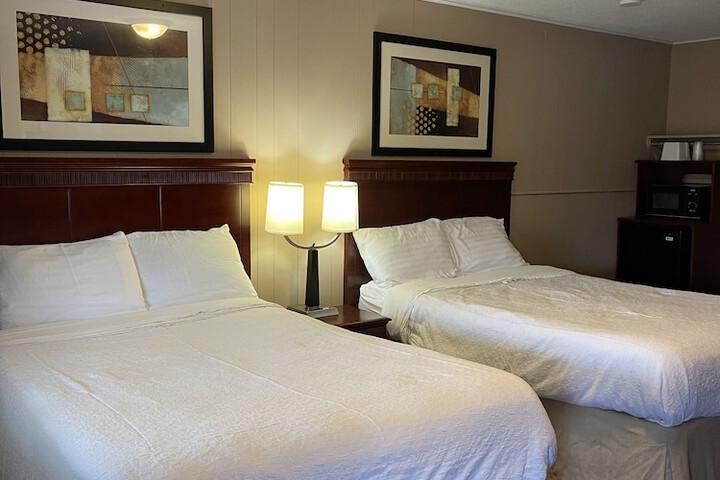 1 King Bed (2 of 9)