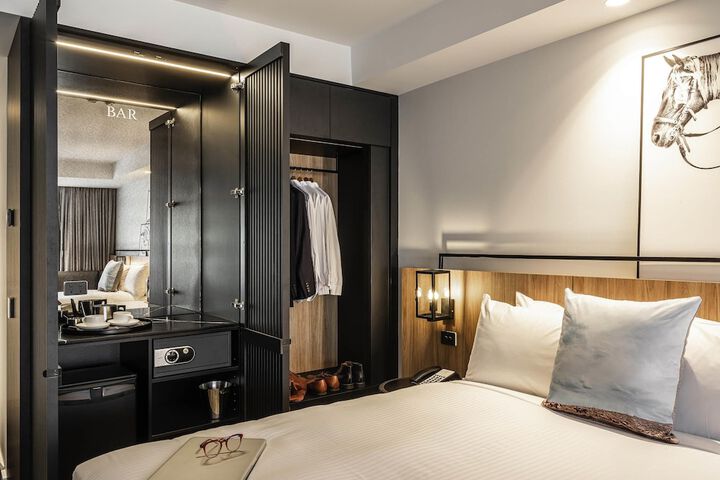Room 8 of 33