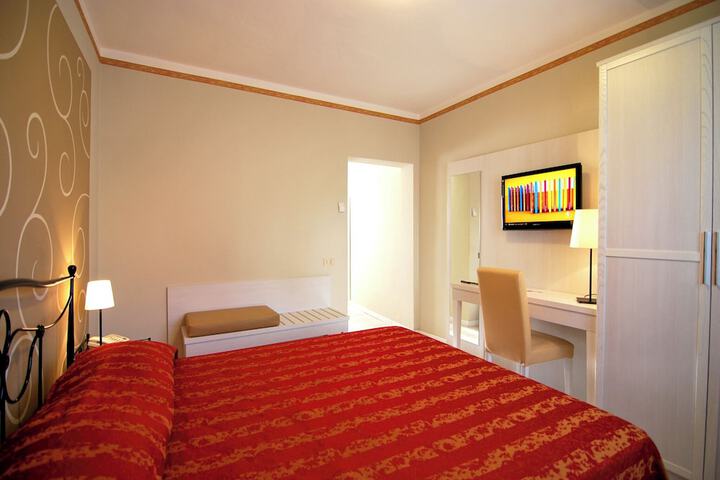 Room 6 of 92