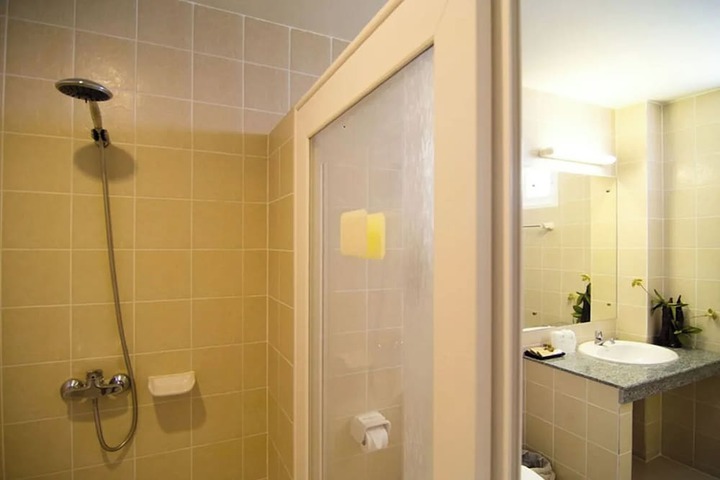 Room 28 of 67