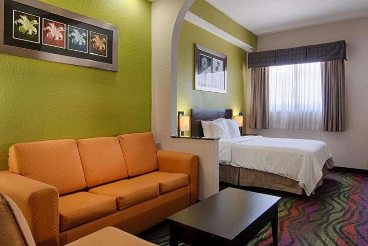 1 King Bed (6 of 8)
