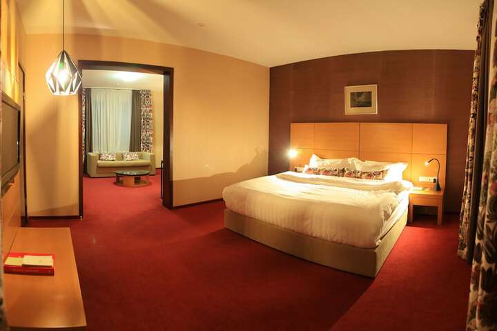 Room 4 of 135
