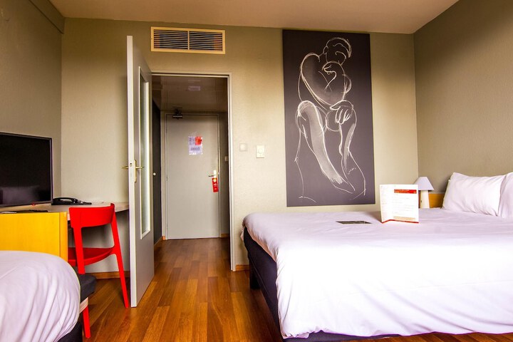 Room 9 of 84