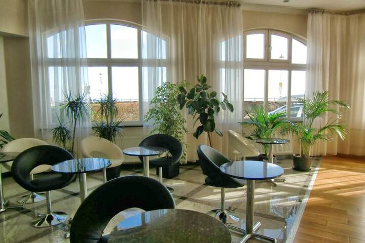 Lounge 41 of 59