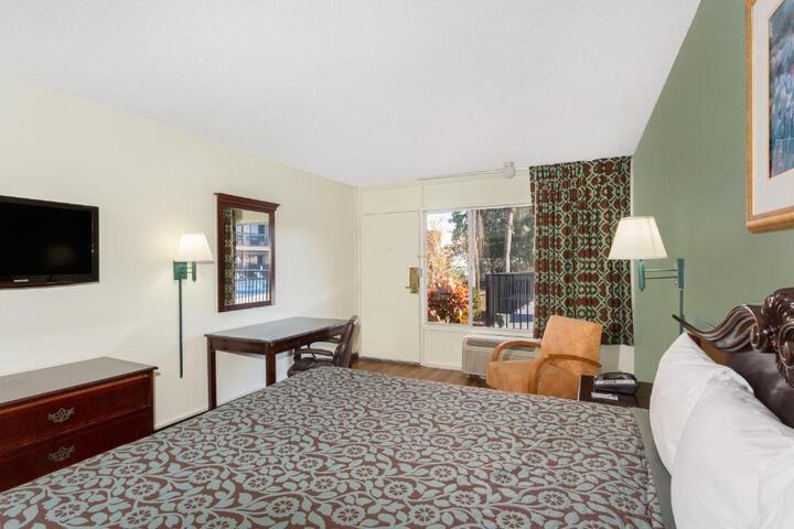 1 King Bed (6 of 7)