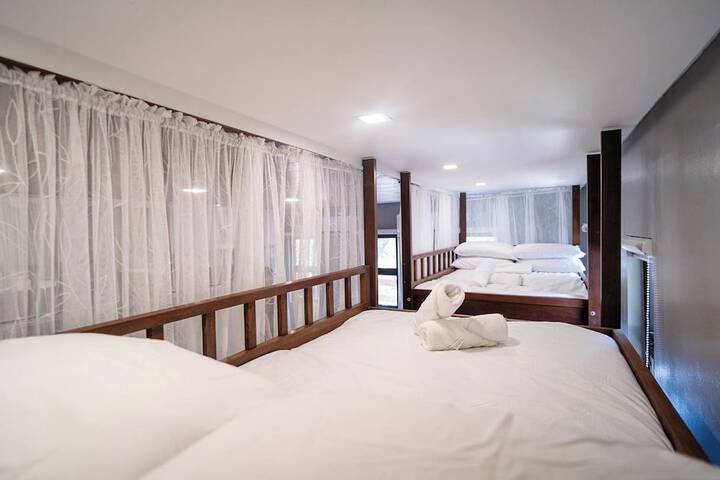 Room 17 of 37