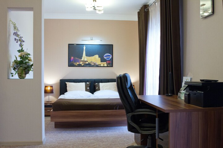 Room 5 of 99
