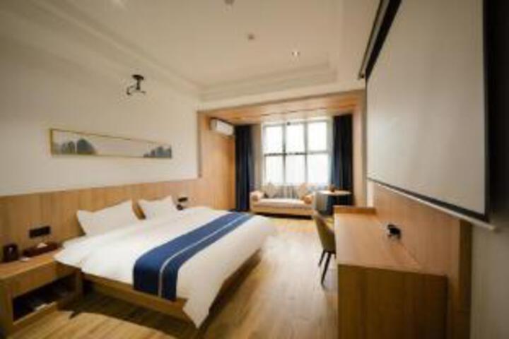 Room 8 of 10