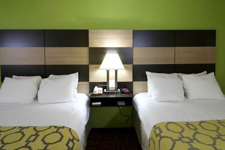2 Queen Beds (1 of 13)