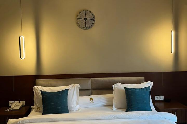 Room 10 of 33