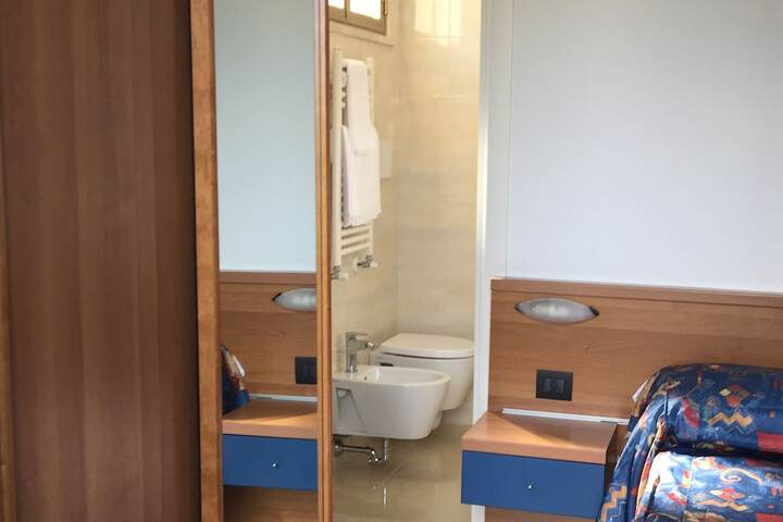 Room 8 of 16
