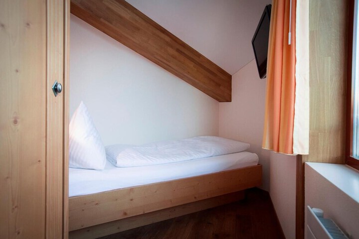 Room 9 of 65