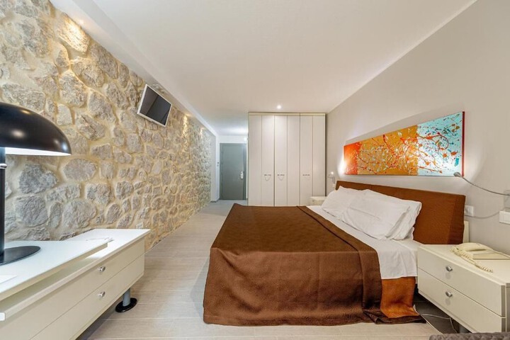 Room 13 of 40