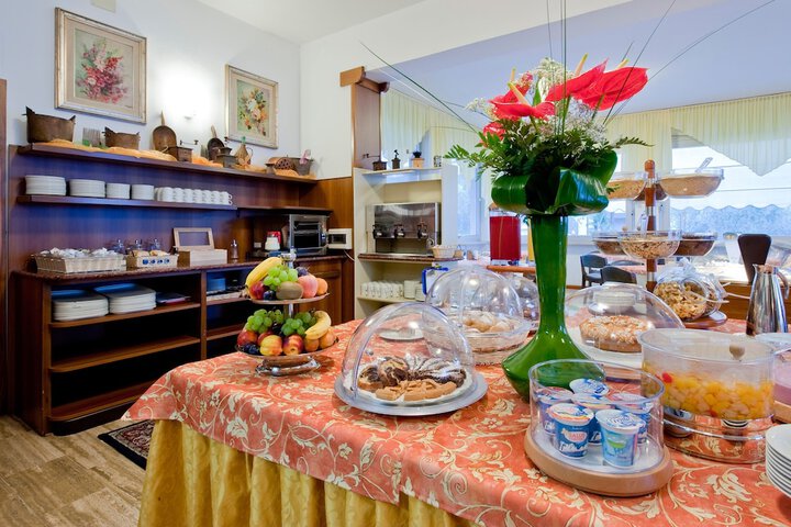 Breakfast/Coffee Service 24 of 44