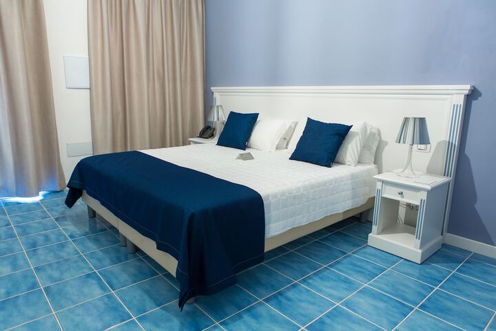 Room 2 of 33