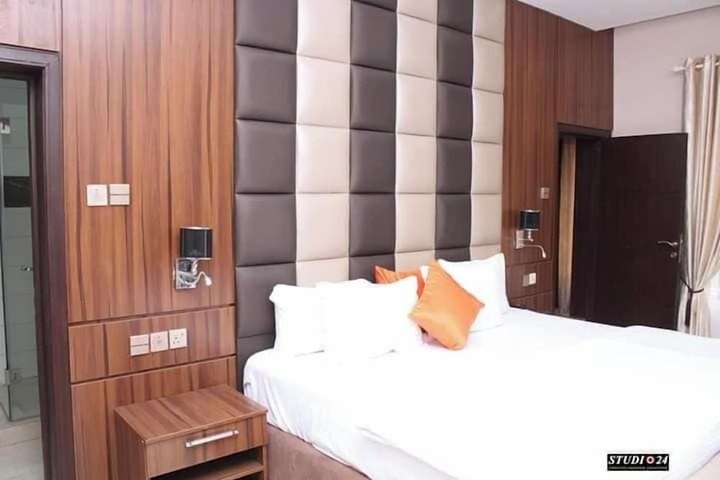 Room 12 of 32