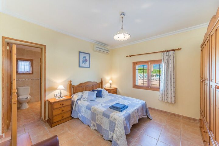 Room 4 of 15