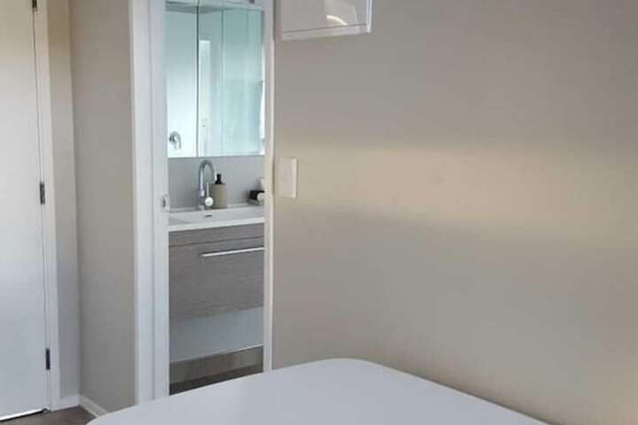 Room 6 of 12