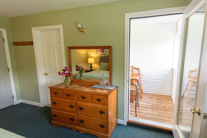Room 10 of 80