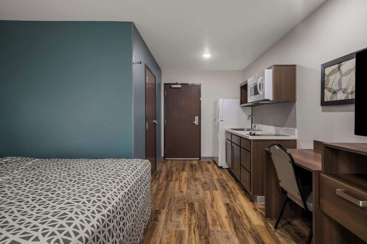1 Queen Bed (12 of 15)