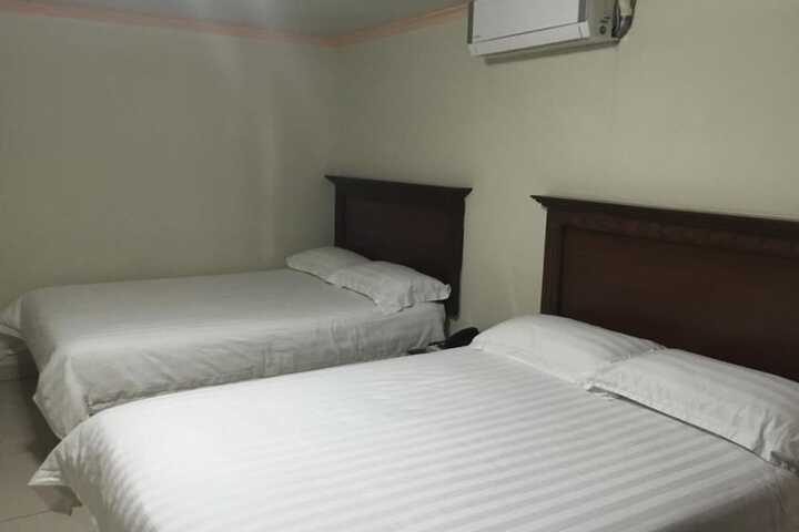 Room 13 of 33