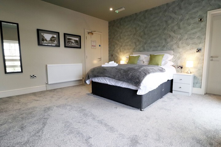 Room 4 of 28