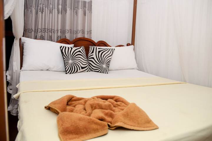 Room 12 of 27