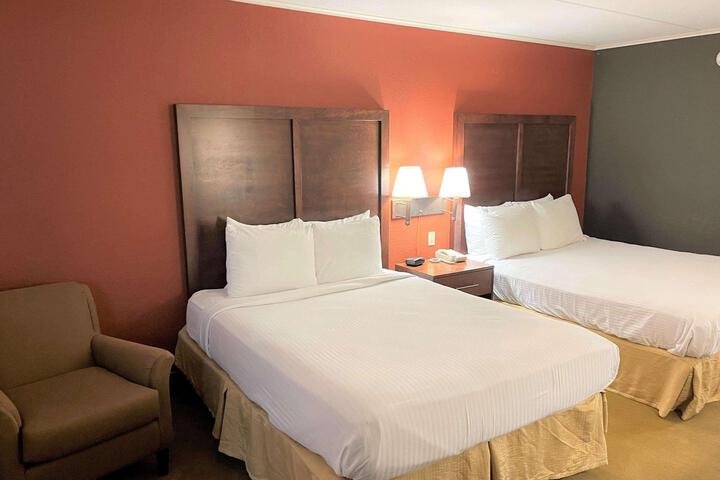 1 Queen Bed (7 of 29)