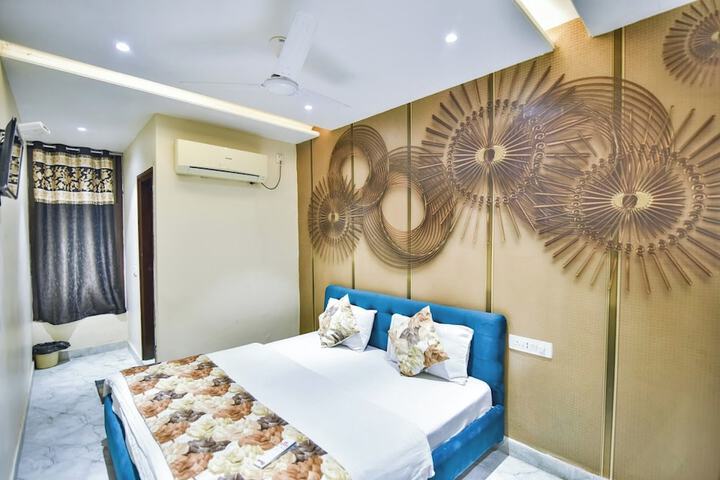 Room 12 of 18
