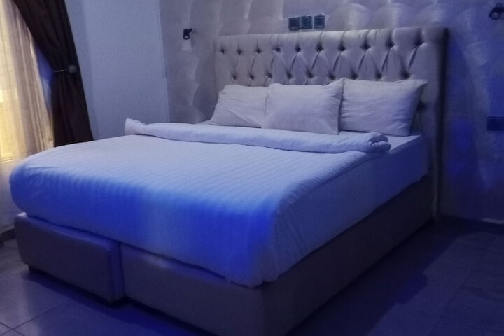 Room 5 of 6
