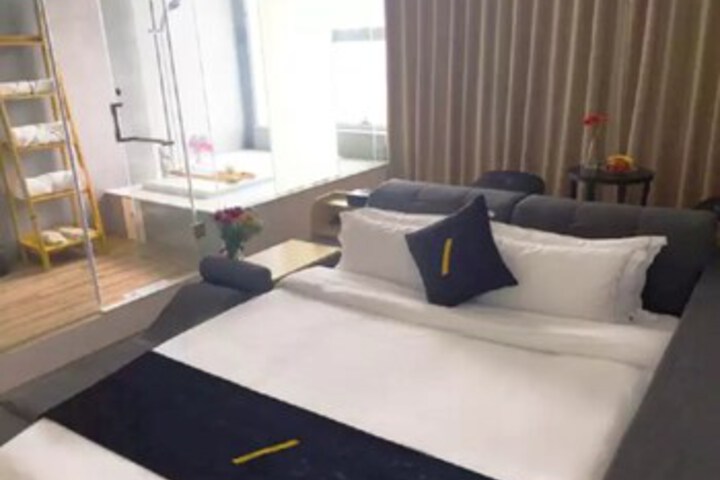 Room 6 of 9