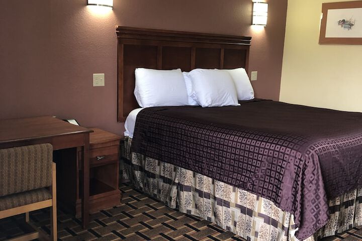 1 King Bed - Free WiFi, Microwave, Minifridge Coffeemaker, Hairdryer Cable TV HBO (3 of 11)